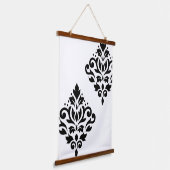 Scroll Damask Art I Black on White 吊り下げ型タペストリー (傾斜あり)