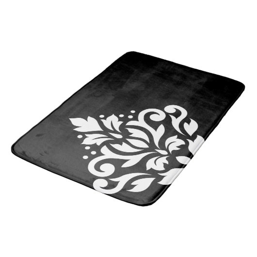 Scroll Damask Off-Set I White on Black バスマット (アングル)
