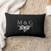 Scrollworkおよび葉A24Bが付いている2つのモノグラム ランバークッション (ブランケット)