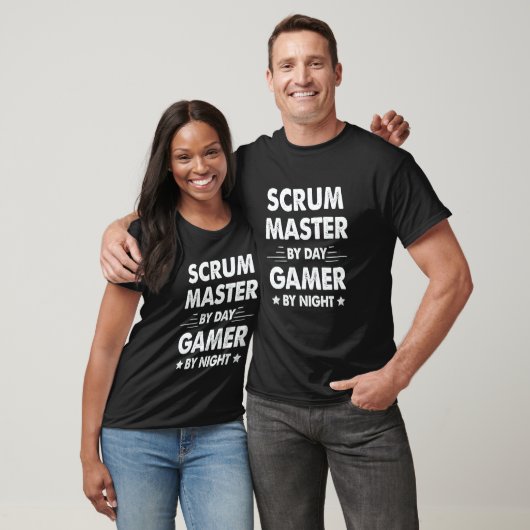Scrum Master By Day Gamer By Night Tシャツ (ユニセックス)
