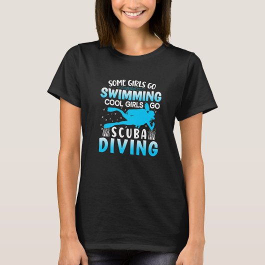 Scuba Dive Some Girls Go Swimming Cool Girls Go Sc Tシャツ (正面)
