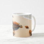 Sea  Crabs on Tropical Beach – Serene Ocea コーヒーマグカップ (正面右)