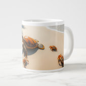 Sea Crabs on Tropical Beach – Serene Ocea ジャンボコーヒーマグカップ (正面右)