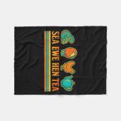 Sea Ewe Hen Tea Funny Pun Saying Retro Style  フリースブランケット (正面(横))