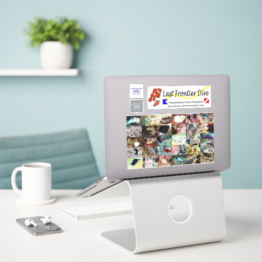 【Sea Slug】Put on Your Diving Log Book! シール (デスク上のノートパソコン)