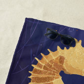 Seahorses Illustration – Elegant Ocean Art ビーチタオル (インサイチュ)