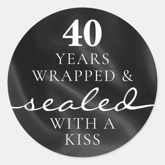 Sealed with a Kiss Black 40th Birthday Anniversary ラウンドシール (正面)