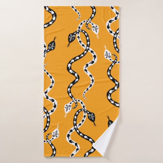 Seamless background of creeping decorative snakes バスタオル (バスタオル)