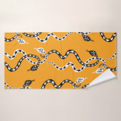 Seamless background of creeping decorative snakes バスタオル (バスタオル)