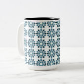 Seamless Blue Azulejos Floral ツートーンマグカップ (正面左)