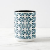 Seamless Blue Azulejos Floral ツートーンマグカップ (中央)