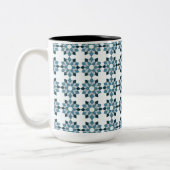 Seamless Blue Azulejos Floral ツートーンマグカップ (左)
