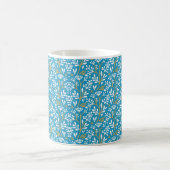Seamless Floral Pattern: White and Gold on Blue コーヒーマグカップ (中央)