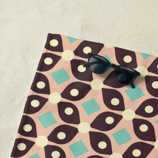 Seamless geometric pattern in dark brown leaf  ビーチタオル (インサイチュ)