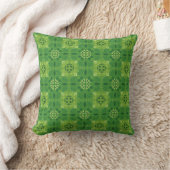 Seamless green floral pattern with symmetrical クッション (ブランケット)