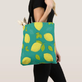 Seamless Hand Drawn Lemon with Leaves Pattern in B トートバッグ (クローズアップ)