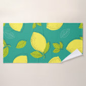Seamless Hand Drawn Lemon with Leaves Pattern in B バスタオル (バスタオル)