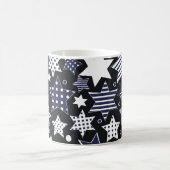 Seamless pattern background with stylized starspat コーヒーマグカップ (中央)