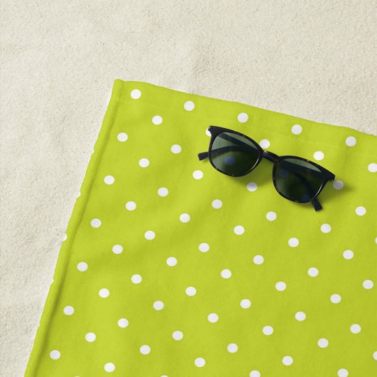Seamless pattern  bright lime polka dot pattern ビーチタオル (インサイチュ)