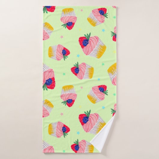 Seamless pattern with a cupcake with strawberries バスタオル (バスタオル)