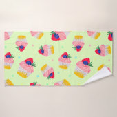 Seamless pattern with a cupcake with strawberries バスタオル (バスタオル)