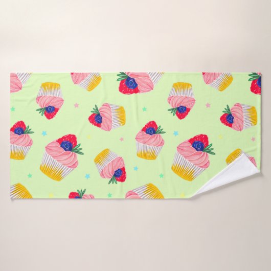 Seamless pattern with a cupcake with strawberries バスタオル (バスタオル)