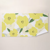 Seamless pattern with bright yellow flowers backgr バスタオル (バスタオル)