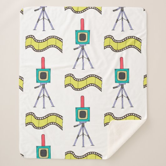 Seamless pattern with cameras and film strips on a シェルパブランケット (正面)