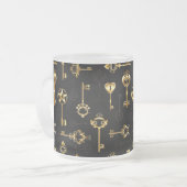 Seamless Pattern with Golden Keys フロストグラスマグカップ (正面左)