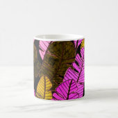 Seamless pattern with hand drawn tropical leaves. コーヒーマグカップ (中央)