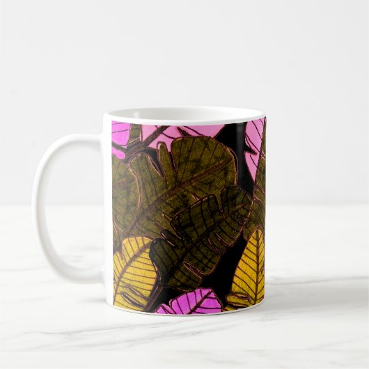 Seamless pattern with hand drawn tropical leaves. コーヒーマグカップ (左)