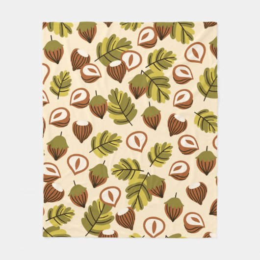 Seamless pattern with hazelnut leaves and acorns. フリースブランケット (正面)
