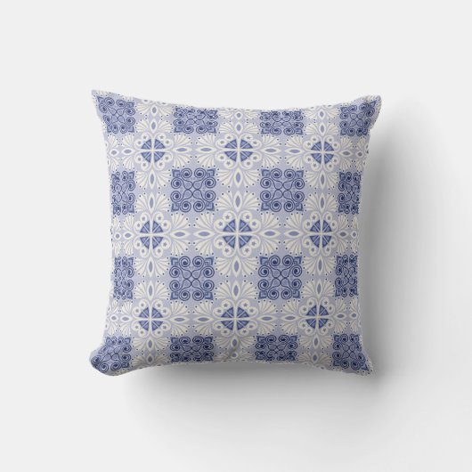 Seamless pattern with intricate blue and white クッション (正面)
