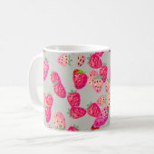 Seamless pattern with ripe strawberry. Hand drawn コーヒーマグカップ (正面左)