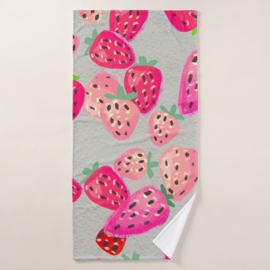 Seamless pattern with ripe strawberry. Hand drawn バスタオル (バスタオル)
