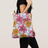Seamless pattern with roses and lilies. Hand drawn トートバッグ (クローズアップ)