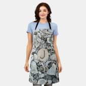 Seashell Drift Monogram Accent エプロン (着用した状態)