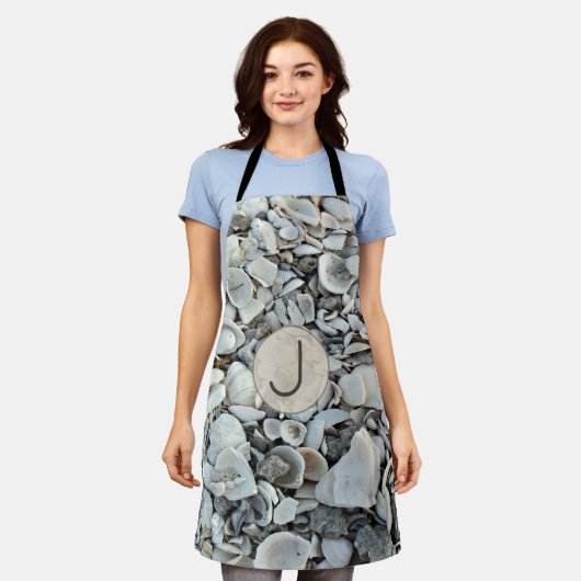 Seashell Drift Monogram Accent エプロン (着用した状態)
