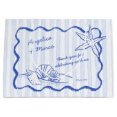 Seashellsブルー波状縁どビーチ結婚式歓迎 ラージペーパーバッグ (正面)