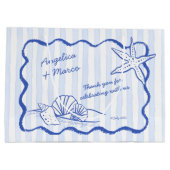 Seashellsブルー波状縁どビーチ結婚式歓迎 ラージペーパーバッグ (裏面)