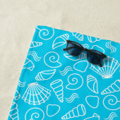 Seashells Pattern on Bright Blue Personalised ビーチタオル (インサイチュ)