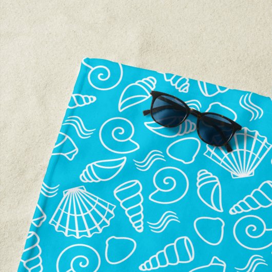 Seashells Pattern on Bright Blue Personalised ビーチタオル (インサイチュ)