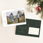 Season of Joy エレガント Green Family写真クリスマス ポストカード<br><div class="desc">Joy Green Family Photoエレガント Christmas Postgreesは、真のフェスティバルの休日の挨拶のための書エレガント道とミニマルなデザインを集める。深いのオリーブの背景は季節のフェリングを加え、家族の写真は暖かさと誠意を持って「メリークリスマス」を願うエレガントタイポグラフィで囲まれた中央ステージを取る。冬の休日でも楽しい新年でも、このカードはシーズンの本質を完璧に捉えている。そのレイアウトとユニークレイアウトでスタイリッシュ、シンプルさと休日の応援の両方を反映した思い出に残る心のこもった挨拶を共有したい人のための理想的な選択伝統的である。</div>