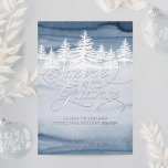 Season's Greeting Script Winter Forest Business 箔シーズンカード<br><div class="desc">お客様の暖かい休暇の願いを当社のプロフェッショナルとビジネスエレガントホリデーカードで送信する。デザインは白い冬の森の木でほこりっぽい青と水色の背景を特徴としている。「季節の挨拶」はホイルで表示さエレガントれる。年、会社名、およびの挨拶でカードの前面をパーソナライズカスタムする。カードの背面連絡にロゴと情報を表示する。デザイン:Moodostology Papery</div>