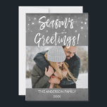 Season's Greeting Snow or Snowflake Photo Card シーズンカード<br><div class="desc">シーズンの素朴挨拶クリスマスチャコールグレーの手でレタースクリプトスノーフレークのフォトカード。この手書きブラシスクリプトの写真と文字は、写真と名前カスタマイズで更新および更新できる。</div>