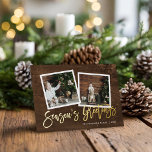 Season's Greetings 素朴金ゴールドスクリプトの写真 箔シーズンカード<br><div class="desc">カスタム手頃カスタマイズ用のテンプレート付き写真あいさつシンプルカードを印刷。この素朴なシックなデザインは、木目の背景に実在金ゴールドフォイルのスクリプト文字を備えた2写真テンプレートを備えている。写真、家族の名前、年またはその他の文字でパーソナライズカスタムする。裏面には追加の写真と文字のための宇宙がある。デザインツールを使用して、文字のフォントと色を変更し、写真を追加し、休暇用のフォトカードのデザインユニークの1つを作成する。</div>