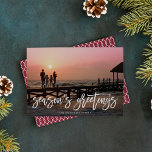 Season's Greetings Brush Lettered Photo シーズンカード<br><div class="desc">共有のお気に入りの休日の写真このシックな休日の写真カードと一緒に今年のホリデーシーズンの休暇の写真は、白い手文字の文字オーバーレイ読の"季節の挨拶"を特徴とする。 名前、あいさつ文、年でパーソナライズする。カードはリッチなクランベリーの微妙な幾何学的パターンに逆赤と白向する。</div>