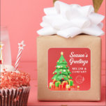 Season's Greetings Christmas 企業の Logo スクエアシール<br><div class="desc">シーズンの挨拶クリスマスロ企業のゴのシールとラベルは、赤い背景にギフトが付いたフェスティバルクリスマスツリーを特徴とする。"シーズンパーソナライズされたズ・グリーティング"または手に書カスタム字のスクリプトのタイポグラフィ書と、あなたのクリスマスと休日のパーティーのためのビジネス名と会社のロゴ企業の、好意、スワッグとギフト。提供されている文字ボックスで文字を編集する。©Evco Holidays www.zazzle.com/store/evcoholidaysのデザイン</div>