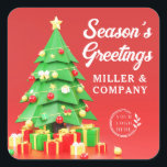 Season's Greetings Christmas 企業の Logo スクエアシール<br><div class="desc">シーズンの挨拶クリスマスロ企業のゴのシールとラベルは、赤い背景にギフトが付いたフェスティバルクリスマスツリーを特徴とする。"シーズンパーソナライズされたズ・グリーティング"または手に書カスタム字のスクリプトのタイポグラフィ書と、あなたのクリスマスと休日のパーティーのためのビジネス名と会社のロゴ企業の、好意、スワッグとギフト。提供されている文字ボックスで文字を編集する。©Evco Holidays www.zazzle.com/store/evcoholidaysのデザイン</div>