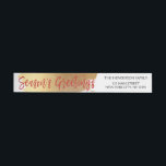 Season's Greeting's Gold Foil and Red Christmas ラップアラウンド宛名ラベル<br><div class="desc">シーズンのグリーティングのフェイク金ゴールドと赤いクリスマスのスクリプトのホリデーラップラのまわりにベルは、クリスマスとクリスマスのカーモダンドに最適エレガントである。</div>
